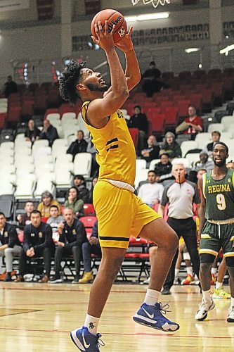 Brandon Bobcats Tili Gebeyehu had eight points against the Regina Cougars during the third-place game of the Wesmen Classic men's basketball tournament in Winnipeg on Friday. (Thomas Friesen/The Brandon Sun)