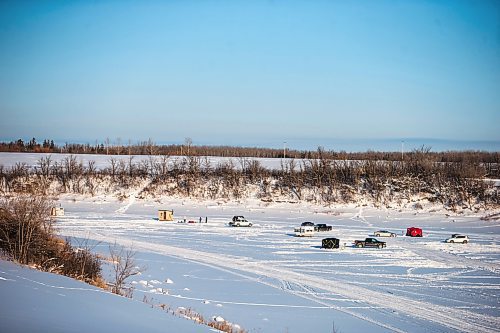 MIKAELA MACKENZIE / WINNIPEG FREE PRESS

An ice fishing village gets set up on the river in Lockport on Friday, Dec. 30, 2022. For Malak story.
Winnipeg Free Press 2022.