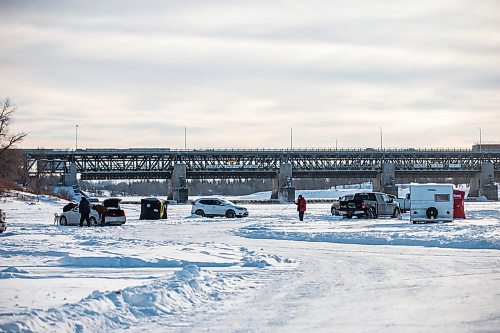 MIKAELA MACKENZIE / WINNIPEG FREE PRESS

An ice fishing village gets set up on the river in Lockport on Friday, Dec. 30, 2022. For Malak story.
Winnipeg Free Press 2022.