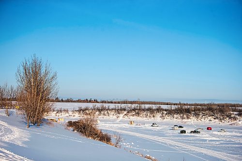 MIKAELA MACKENZIE / WINNIPEG FREE PRESS

An ice fishing village gets set up on the river in Lockport on Friday, Dec. 30, 2022. For Malak story.
Winnipeg Free Press 2022.