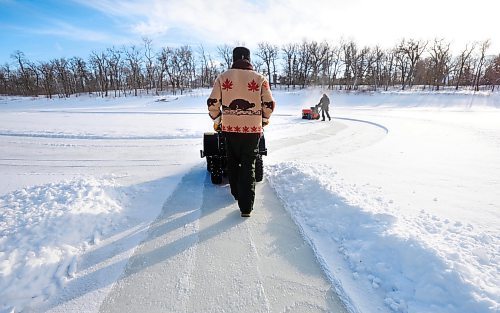 RUTH BONNEVILLE / WINNIPEG FREE PRESS 

Local - Assiniboine River Trail

Scott Nystrom, a resident along Assiniboine Ave., uses a sweeping machine to smooth out the skating path along the Assiniboine River for NYE Friday.  

Residents that live along the Assiniboine River on Assiniboine Ave. work to prep the river for New Years Eve activities on Friday.


Dec 30th,  2022