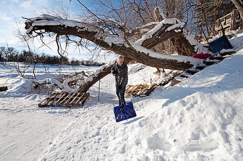 RUTH BONNEVILLE / WINNIPEG FREE PRESS 

Local - Assiniboine River Trail

Rob Diamond-Burchuk, who lives along Assiniboine River, smooths out his toboggan run as he preps it for NYE Friday.  

Residents that live along the Assiniboine River on Assiniboine Ave. work to prep the river for New Years Eve activities on Friday.


Dec 30th,  2022