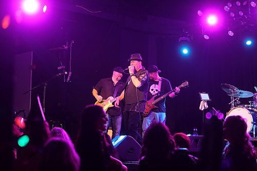 JukeBox Heroes lead singer Steve Whittick performs some classic rock covers on stage at The 40 nightclub in Brandon during the opening minutes of 2023. (Kyle Darbyson/The Brandon Sun) 