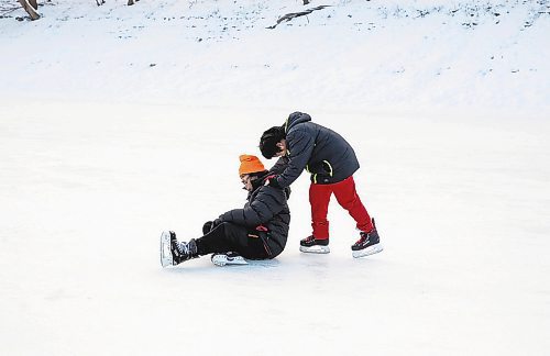 JESSICA LEE / WINNIPEG FREE PRESS

Gabriel Jimenea, 10, helps his dad James on January 2, 2023 at the Forks trail. It is James&#x2019; first time on ice.

Stand up