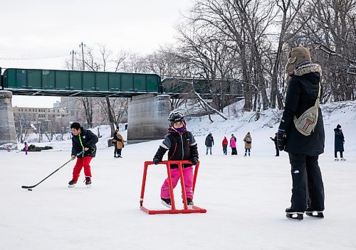 JESSICA LEE / WINNIPEG FREE PRESS

Kiera Sweeney, 5, is photographed skating at The Forks trail on January 2, 2023. It is her first time on ice.