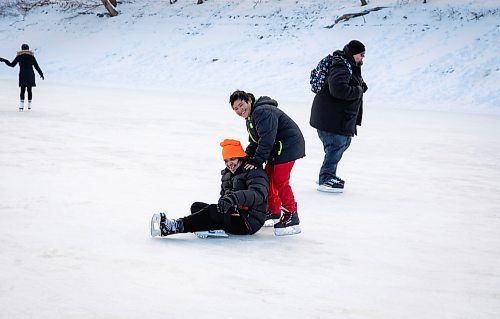 JESSICA LEE / WINNIPEG FREE PRESS

Gabriel Jimenea, 10, helps his dad James on January 2, 2023 at the Forks trail. It is James&#x2019; first time on ice.

Stand up