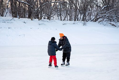 JESSICA LEE / WINNIPEG FREE PRESS

Gabriel Jimenea, 10, and dad James are photographed on January 2, 2023 at the Forks trail. It is James&#x2019; first time on ice.

Stand up