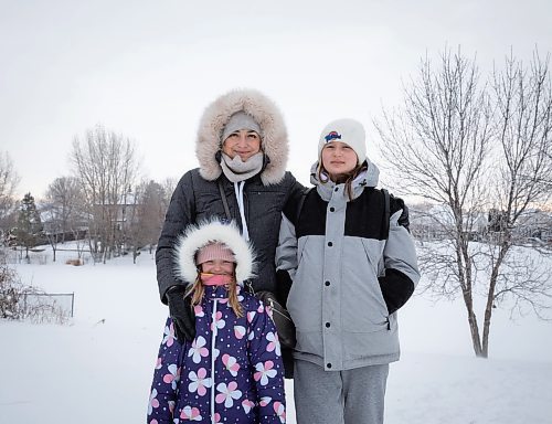 JESSICA LEE / WINNIPEG FREE PRESS

Svitlana Poliezhaieva and her daughters Polina, 10, and Maria, 6, pose for a photo at Kildonan Meadows Park on January 2, 2023.

Reporter: AV Kitching
