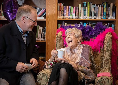JESSICA LEE / WINNIPEG FREE PRESS

Doreen Brownstone (right) celebrates her 100th birthday at Shaftsbury Retirement Residence on September 28, 2022 with friend Kevin Prokosh.

Stand up