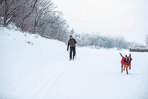 MIKAELA MACKENZIE / WINNIPEG FREE PRESS

Thaner Chartrand and his dog, Stanlee, go for a morning ski on the Assiniboine River in Winnipeg on Tuesday, Jan. 3, 2023. Chartrand is visiting from Quebec, and enjoys the wildlife (like deer, fox, and coyotes) he gets to see while skiing on the river. Standup.
Winnipeg Free Press 2022.