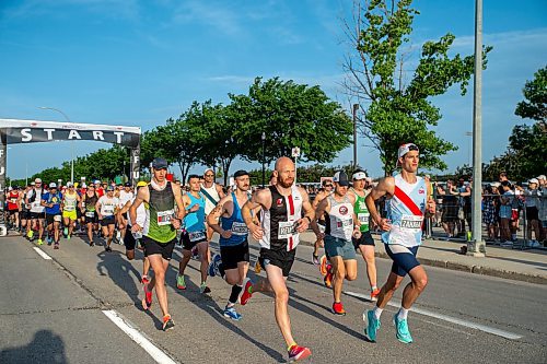 Steffan Reimer (black and red race shirt) leads the pack out of the start of the 2022 Manitoba Marathon on University Crescent. The race would be cancelled after an hour and a half due to heat. ETHAN CAIRNS / WINNIPEG FREE PRESS