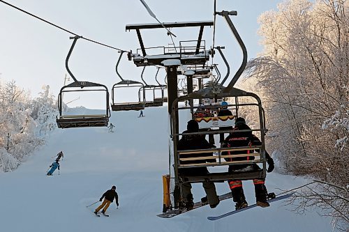 03012023
Skiers and snowboarders make their way down a run at Asessippi Ski Resort on a sunny Tuesday. (Tim Smith/The Brandon Sun)