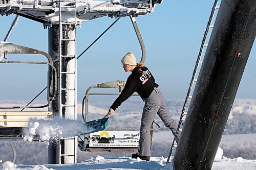 03012023
A worker at Asessippi Ski Resort adds snow to where skiers dismount from a chair lift on a sunny Tuesday. (Tim Smith/The Brandon Sun)