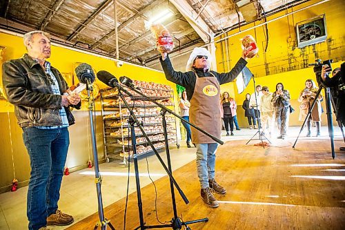 MIKAELA MACKENZIE / WINNIPEG FREE PRESS

Chip Foster, new co-owner of KUB Bakery, lifts bread above his head as previous owner Ross Einfeld (left) watches at a press conference announcing the sale of the bread bakery in Winnipeg on Wednesday, Jan. 4, 2023. For Gabby story.
Winnipeg Free Press 2022.