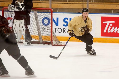 MIKE DEAL / WINNIPEG FREE PRESS
University of Manitoba Bisons, Devon Skoleski (10), during practice at the Wayne Fleming Arena Wednesday morning.
See Mike Sawatzky story
230104 - Wednesday, January 04, 2023.