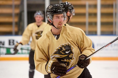 MIKE DEAL / WINNIPEG FREE PRESS
University of Manitoba Bisons, Devon Skoleski (10), during practice at the Wayne Fleming Arena Wednesday morning.
See Mike Sawatzky story
230104 - Wednesday, January 04, 2023.