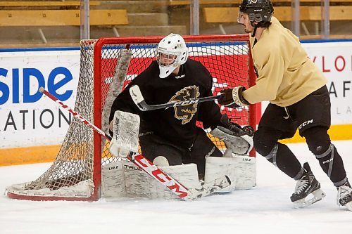 MIKE DEAL / WINNIPEG FREE PRESS
University of Manitoba Bisons Men's goaltender, Ross Hawryluk (34) during practice at the Wayne Fleming Arena Wednesday morning.
See Mike Sawatzky story
230104 - Wednesday, January 04, 2023.