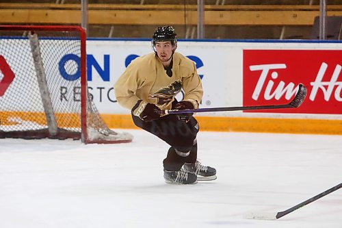 MIKE DEAL / WINNIPEG FREE PRESS
University of Manitoba Bisons, Devon Skoleski (10), during practice at the Wayne Fleming Arena Wednesday morning.
See Mike Sawatzky story
230104 - Wednesday, January 04, 2023.