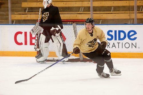 MIKE DEAL / WINNIPEG FREE PRESS
University of Manitoba Bisons, Devon Skoleski (10), during practice at the Wayne Fleming Arena Wednesday morning.
See Mike Sawatzky story
230104 - Wednesday, January 04, 2023.