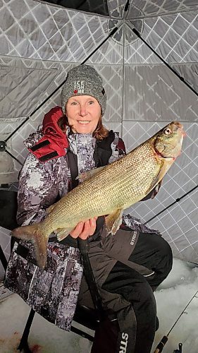 Don Lamont / Winnipeg Free Press
Donna-Lee Bean holding a 57.50 centimetre whitefish caught in Clear Lake just before Christmas. This fish qualified as a Manitoba Master Angler. Bean has many Master Angler Awards to her credit for a wide variety of fish.