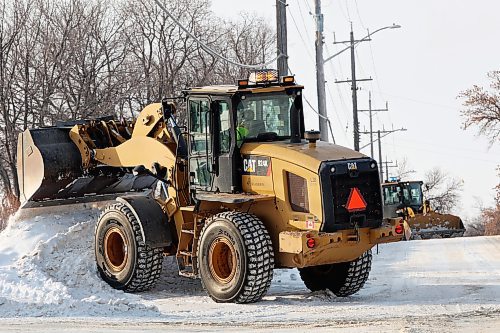 05012023
Workers clear snow from along Lorne Avenue East on a cold Thursday in Brandon.
(Tim Smith/The Brandon Sun)