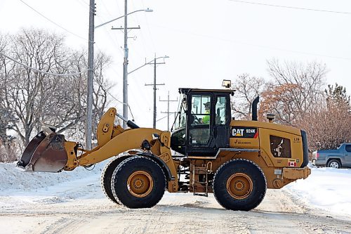 05012023
Workers clear snow from along Lorne Avenue East on a cold Thursday in Brandon.
(Tim Smith/The Brandon Sun)