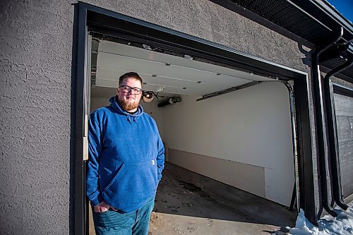 MIKAELA MACKENZIE / WINNIPEG FREE PRESS

Joey Dearborn, who is running into MPI policy issues while trying to work around the extremely long wait times in Winnipeg, poses for a photo in his empty garage in Ile des Ch&#xea;nes on Thursday, Jan. 5, 2023. For Gabby story.
Winnipeg Free Press 2023.