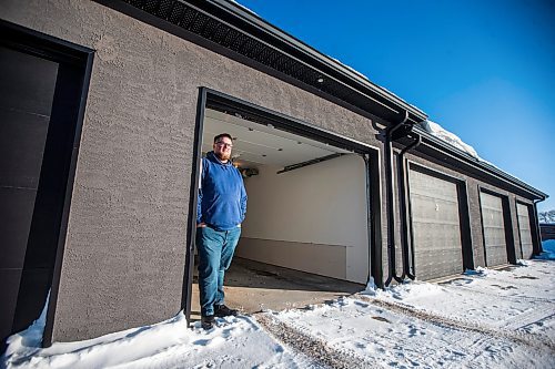 MIKAELA MACKENZIE / WINNIPEG FREE PRESS

Joey Dearborn, who is running into MPI policy issues while trying to work around the extremely long wait times in Winnipeg, poses for a photo in his empty garage in Ile des Ch&#xea;nes on Thursday, Jan. 5, 2023. For Gabby story.
Winnipeg Free Press 2023.