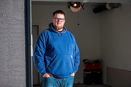 MIKAELA MACKENZIE / WINNIPEG FREE PRESS

Joey Dearborn, who is running into MPI policy issues while trying to work around the extremely long wait times in Winnipeg, poses for a photo in his empty garage in Ile des Ch&#xea;nes on Thursday, Jan. 5, 2023. For Gabby story.
Winnipeg Free Press 2023.