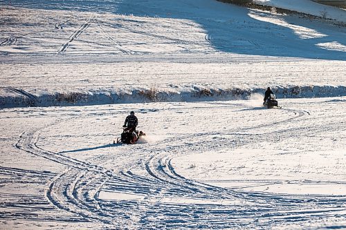 MIKAELA MACKENZIE / WINNIPEG FREE PRESS

Mark Olford (left) and Dale LaMonica snowmobile back to their trucks, after sledding to Niverville and back, on the Duff Roblin Parkway just outside of Winnipeg on Thursday, Jan. 5, 2023. Standup.
Winnipeg Free Press 2023.