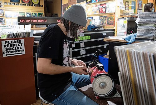 JESSICA LEE / WINNIPEG FREE PRESS
Into the Music employee Jay Churko polishes a compact disc.