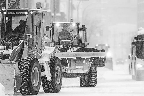 MIKAELA MACKENZIE / WINNIPEG FREE PRESS

Snowplows clear Portage Avenue in Winnipeg on Tuesday, Dec. 28, 2021. Standup.
Winnipeg Free Press 2021.