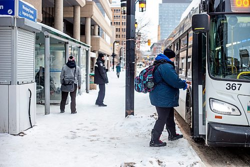 MIKAELA MACKENZIE / WINNIPEG FREE PRESS

Jennifer Caryk gets on her bus at a downtown Winnipeg Transit stop on Graham Avenue on Tuesday, Dec. 27, 2022. For Tyler story.
Winnipeg Free Press 2022.