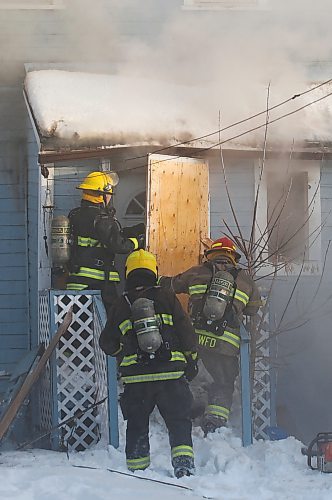 JOHN WOODS / WINNIPEG FREE PRESS
Firefighters work to extinguish a fire in an empty house at 694 Furby Sunday, January 8, 2023. 

Re: standup
