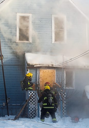 JOHN WOODS / WINNIPEG FREE PRESS
Firefighters work to extinguish a fire in an empty house at 694 Furby Sunday, January 8, 2023. 

Re: standup