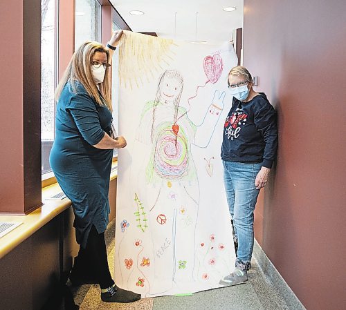 JESSICA LEE / WINNIPEG FREE PRESS

Miriam Duff, in Psychosocial Oncology, (left) and patient Maggie Hodson, hold up Hodson&#x2019;s art on December 16, 2022 at CancerCare Manitoba.

Reporter: Eva Wasney