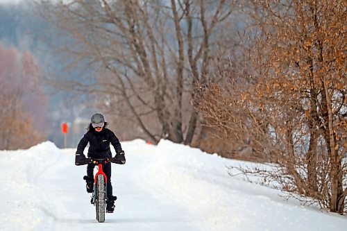 09012023
A cyclist makes their way along the walking/biking trail bordering First Street north of the First Street Bridge on a mild Monday afternoon. 
(Tim Smith/The Brandon Sun)