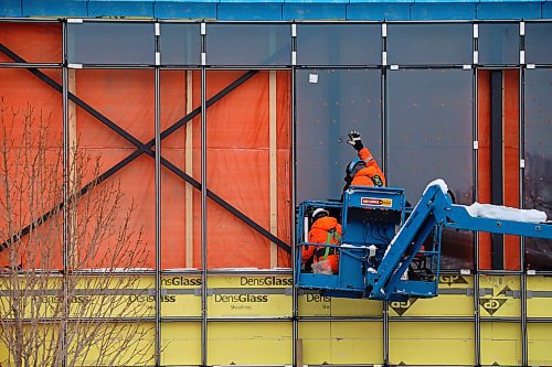 09012023
Workers install glass on the YMCA Brandon expansion on 8th Street on Monday afternoon.
(Tim Smith/The Brandon Sun)