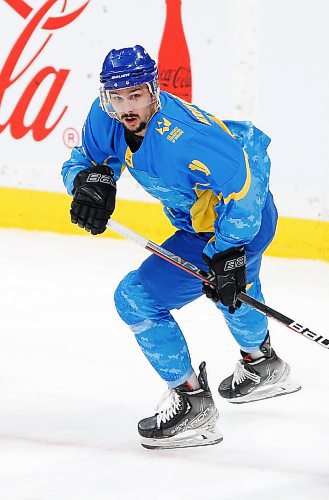 JOHN WOODS / WINNIPEG FREE PRESS
Ukraine's Hlib Kryvoshapkin (19) looks for the pass during first period action against the U of MB Bisons in Winnipeg on Monday, January 9, 2023.