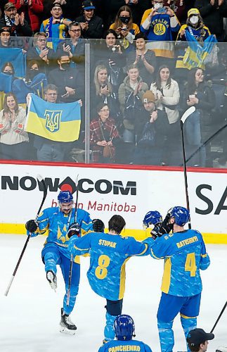 JOHN WOODS / WINNIPEG FREE PRESS
Ukraine&#x2019;s Hlib Kryvoshapkin (19), Bogdan Stupak (8) and Yevgeni Ratushnyi (4) celebrate after a game against the U of MB Bisons in Winnipeg on Monday, January 9, 2023.