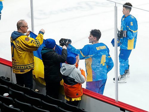 JOHN WOODS / WINNIPEG FREE PRESS
Ukraine&#x2019;s Yevgeni Ratushnyi (4) thanks fans after a game against the U of MB Bisons in Winnipeg on Monday, January 9, 2023.