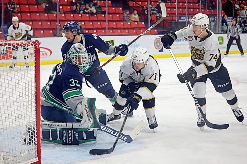 10012023
Zakhar Polshakov #71 and Brett Hyland #74 of the Brandon Wheat Kings chase the puck into goaltender Scott Ratzlaff&#x2019;s crease during WHL action at Westoba Place on Tuesday evening. 
(Tim Smith/The Brandon Sun)