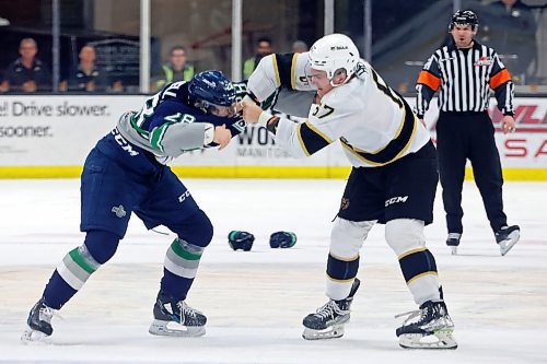 10012023
Ashton McNelly #28 of the Seattle Thunderbirds and Matthew Henry #67 dance during WHL action at Westoba Place on Tuesday evening. 
(Tim Smith/The Brandon Sun)