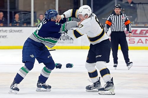 10012023
Ashton McNelly #28 of the Seattle Thunderbirds and Matthew Henry #67 dance during WHL action at Westoba Place on Tuesday evening. 
(Tim Smith/The Brandon Sun)