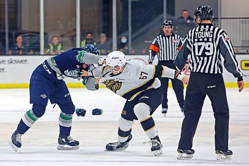 10012023
Ashton McNelly #28 of the Seattle Thunderbirds and Matthew Henry #67 dance during WHL action at Westoba Place on Tuesday evening. 
(Tim Smith/The Brandon Sun)