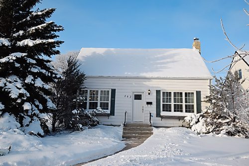 Todd Lewys / Winnipeg Free Press
Cute as a button outside, this three-bedroom, two-bathroom home has also been completely updated inside, making it the perfect move-up home.
