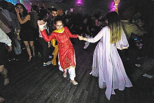 PRABHJOT SINGH LOTEY / WINNIPEG FREE PRESS

Dressed in traditional Indian clothes, two friends dance together at Winnipeg Desi Nights (WDE) in Obsidian Lounge, Pembina Highway