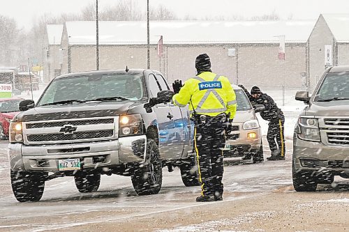 MIKE DEAL / WINNIPEG FREE PRESS
The RCMP and Winnipeg Police Service are joining forces to target impaired drivers for National Impaired Driving Enforcement Day.
Both police services conducted a joint check stop at Roblin Boulevard, westbound, on cloverleaf at the Perimeter Hwy Friday morning.
221202 - Friday, December 02, 2022.