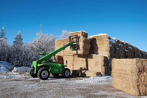 12012023
Connor Dunn with D&amp;P Rooke Farms loads bales of rye straw onto a waiting semi-trailer near Alexander on Thursday so they can be brought to Winnipeg and then moved on the United States. (Tim Smith/The Brandon Sun)