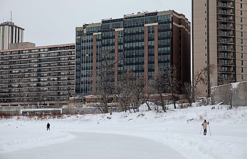 JESSICA LEE / WINNIPEG FREE PRESS

A skier and skater commute using the river trail on January 12, 2023.